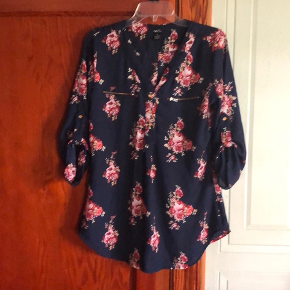 Rue21 Tops - Floral blouse